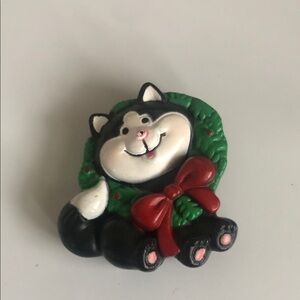 Russ holiday Cat Brooch with Wreath and Bow